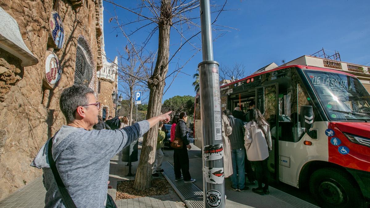 El bus de barrio 116, junto a la entrada del Park Güell, donde se llena de turistas antes de iniciar el descenso.