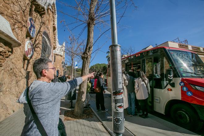 El bus de barrio 116, junto a la entrada del Park Güell, donde se llena de turistas antes de iniciar el descenso.