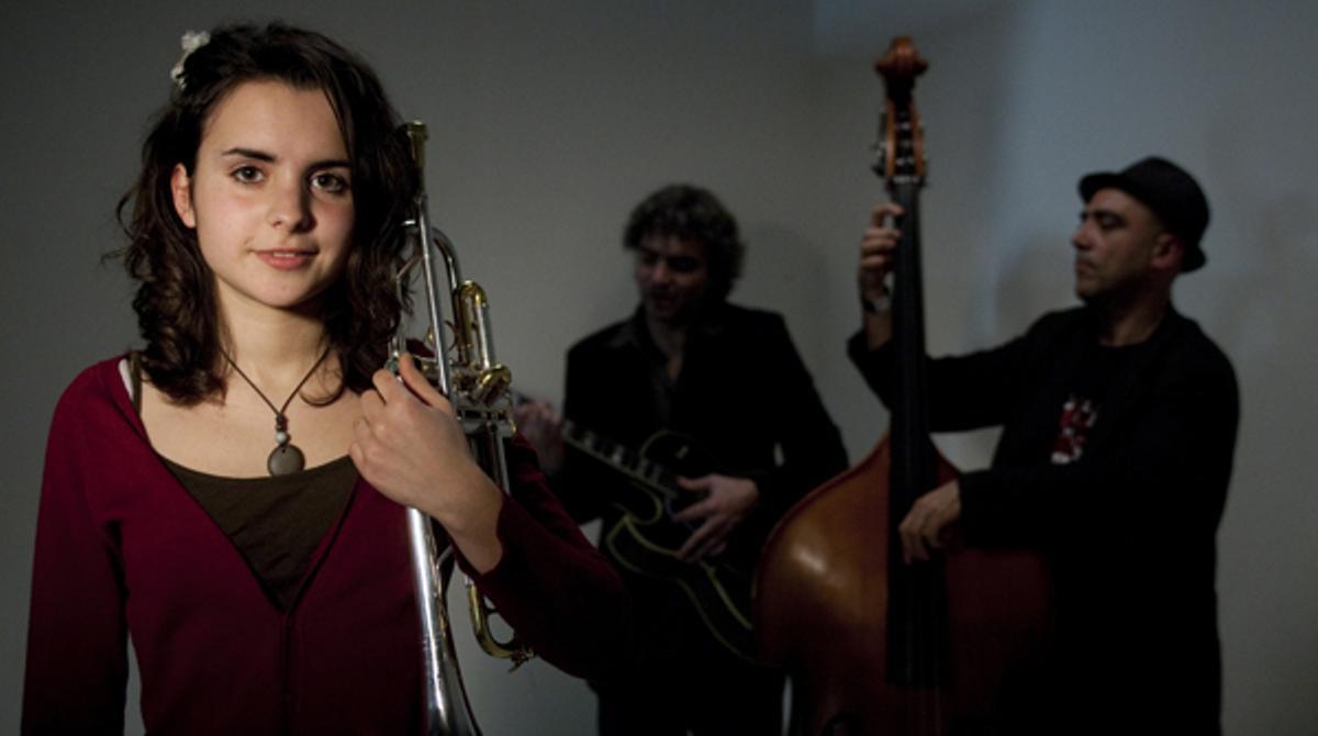 Andrea Motis interpreta ’Between the devil and the deep blue’ amb Joan Chamorro i Josep Traver.