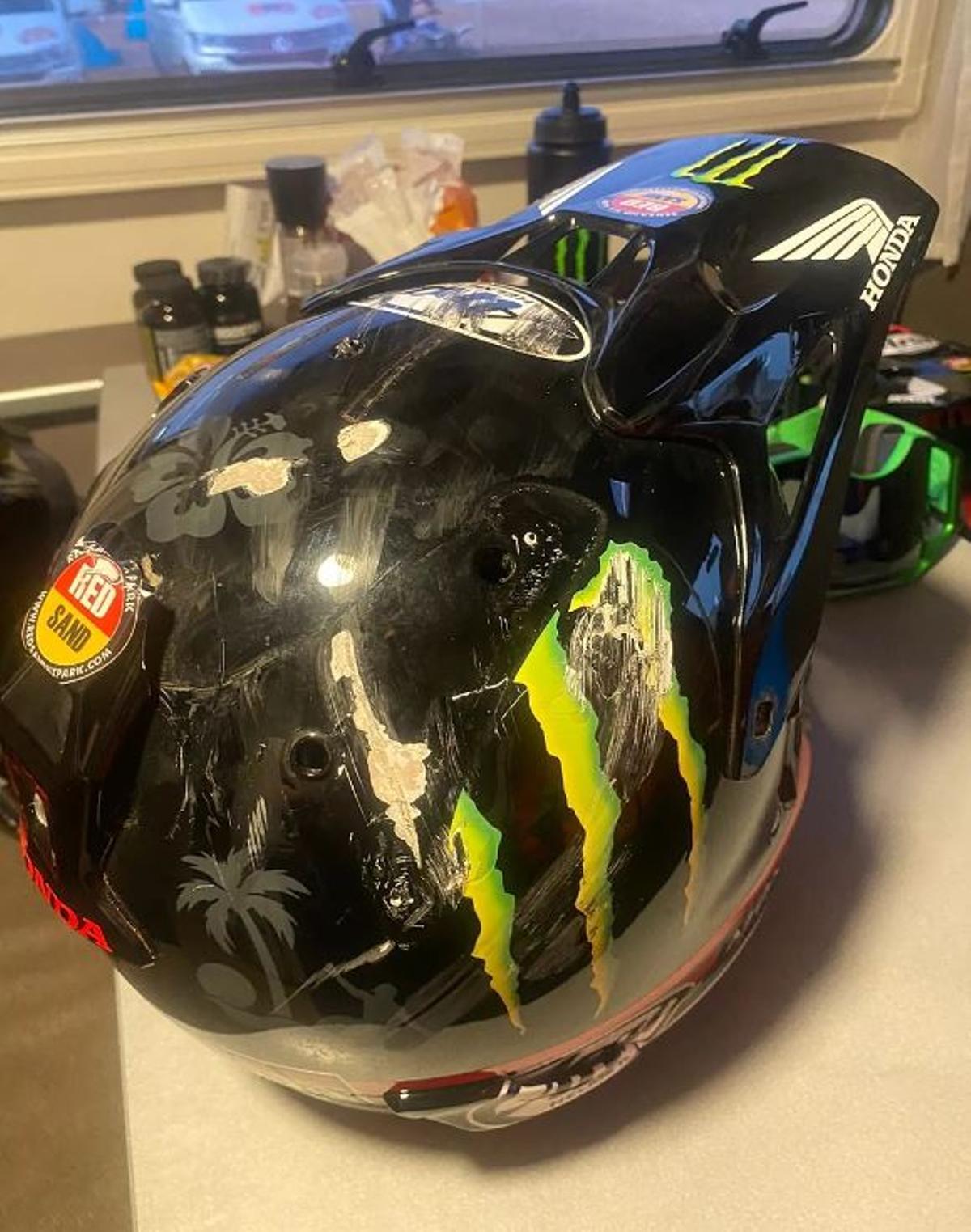 Así quedó el casco de Joan Barreda tras pasarle por encima la moto de Toby Price