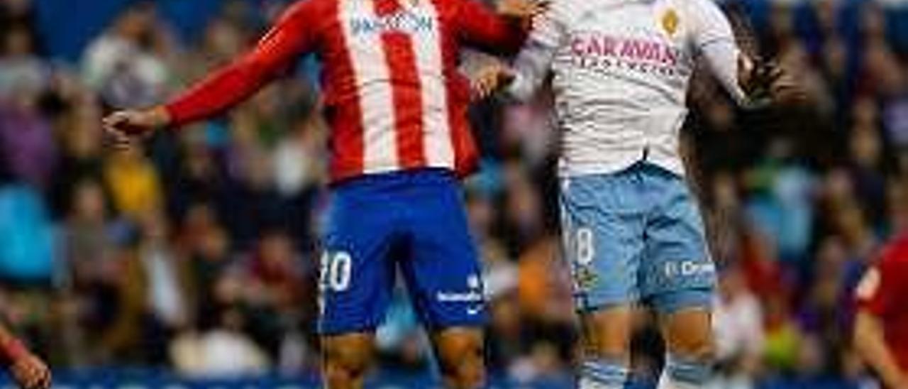 Cristian Salvador, en una disputa con Pombo.