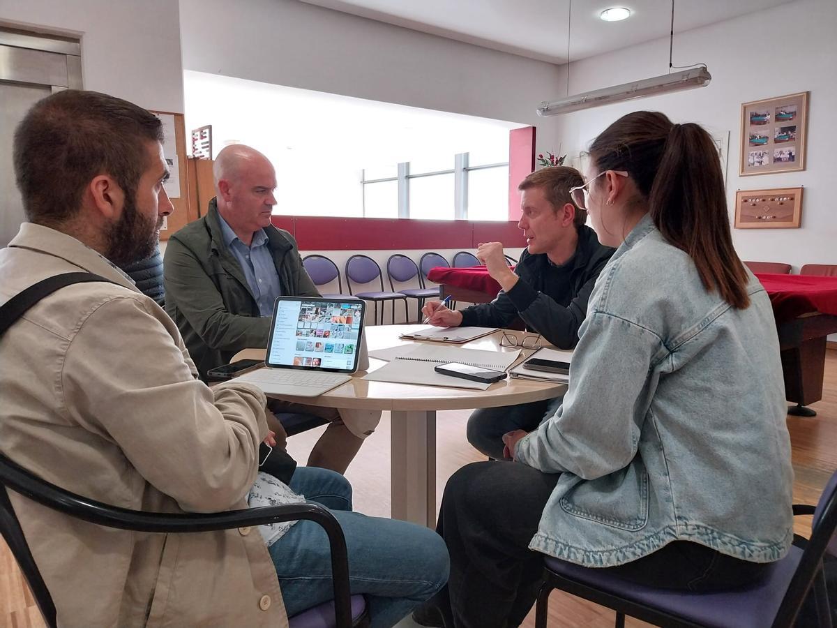 Xosé Leal, Félix Juncal y Carmen García con el arquitecto Andrés Touceda, que se encarga del informe del centro social.