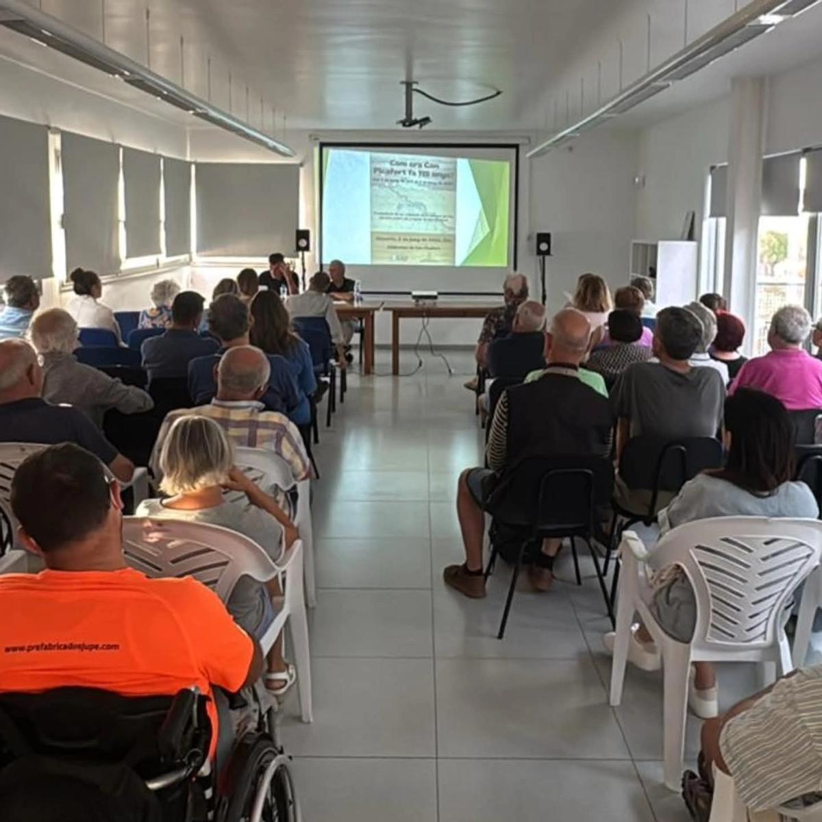 Una imagen de la conferencia celebrada en la biblioteca de Can Picafort.