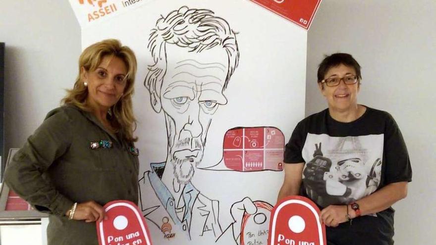 Beatriz Crespo y Ángela Paz posan con las bolsas de la campaña informativa sobre la ostomía. // R.F.