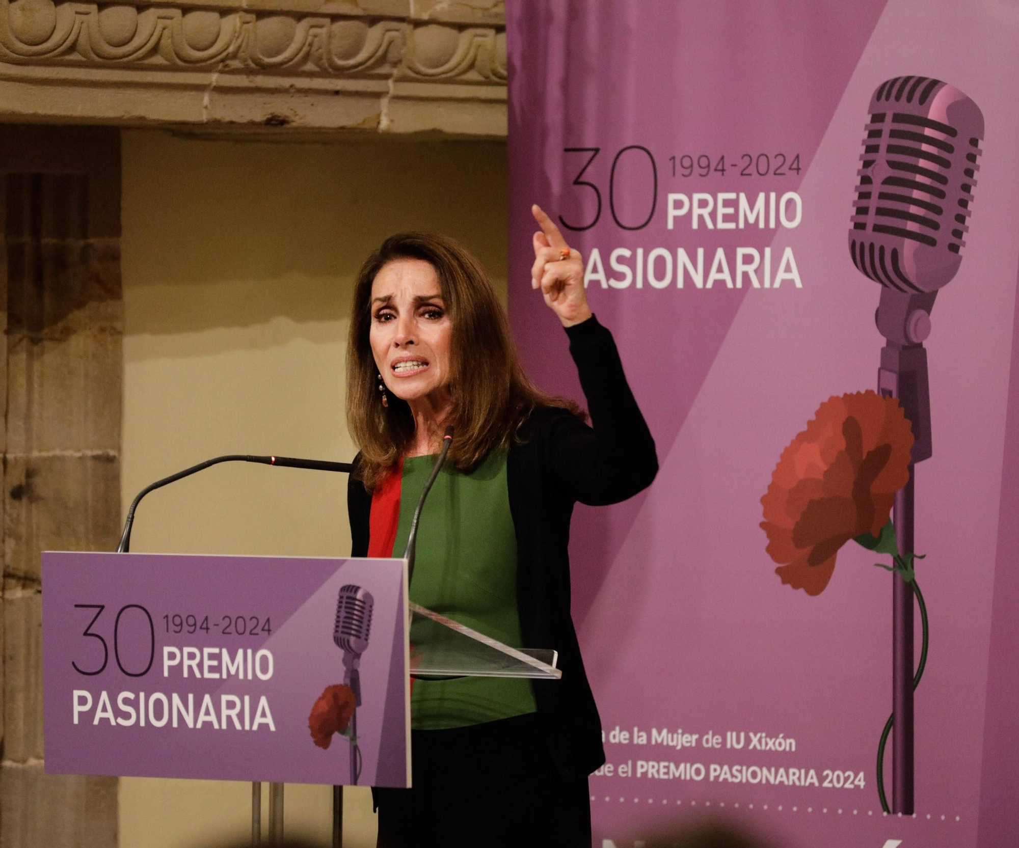 Ana Belén recibe el premio "Pasionaria" en la Colegiata (en imágenes)