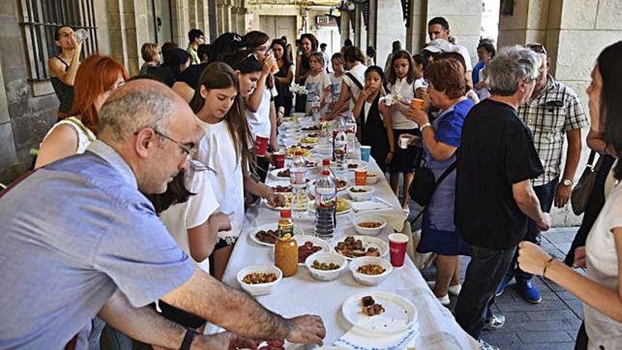 Concert i vermut sota els porxos de l&#039;ajuntament