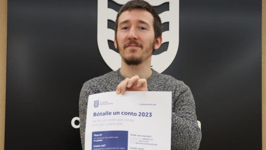 Alberto Oubiña amosa o cartel da iniciativa.   // FDV
