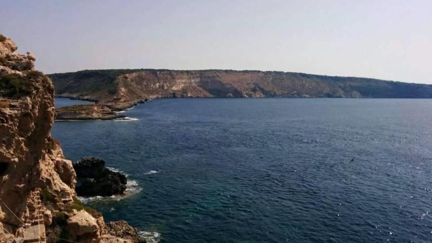 El frente litoral del ANEI de Rafaubetx, en una imagen captada desde la Illa del Toro.