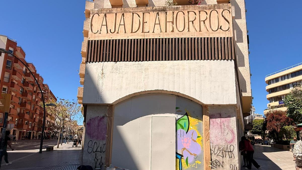 Repintado para eliminar un grafiti de una fachada en Vila.