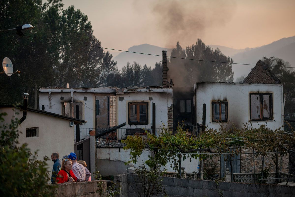 Incendio forestal en A Veiga de Cascallá, en Rubiá (Ourense)