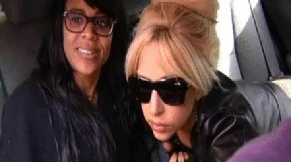 L’excèntrica diva ha tingut un gran moment i s’ha fotografiat amb uns quants fans que han passat la nit desperts.