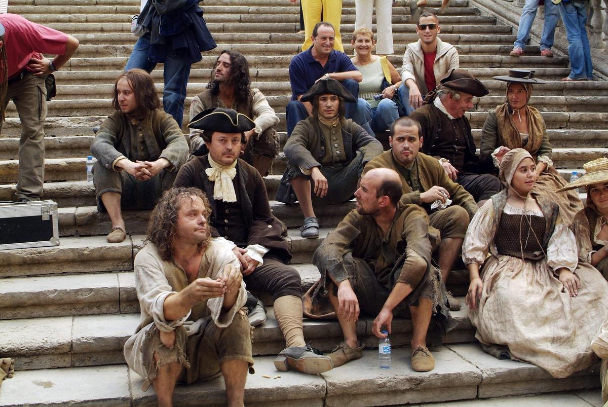 Els figurants vestits de la França del segle XVIII pel film El Perfum, a Girona.