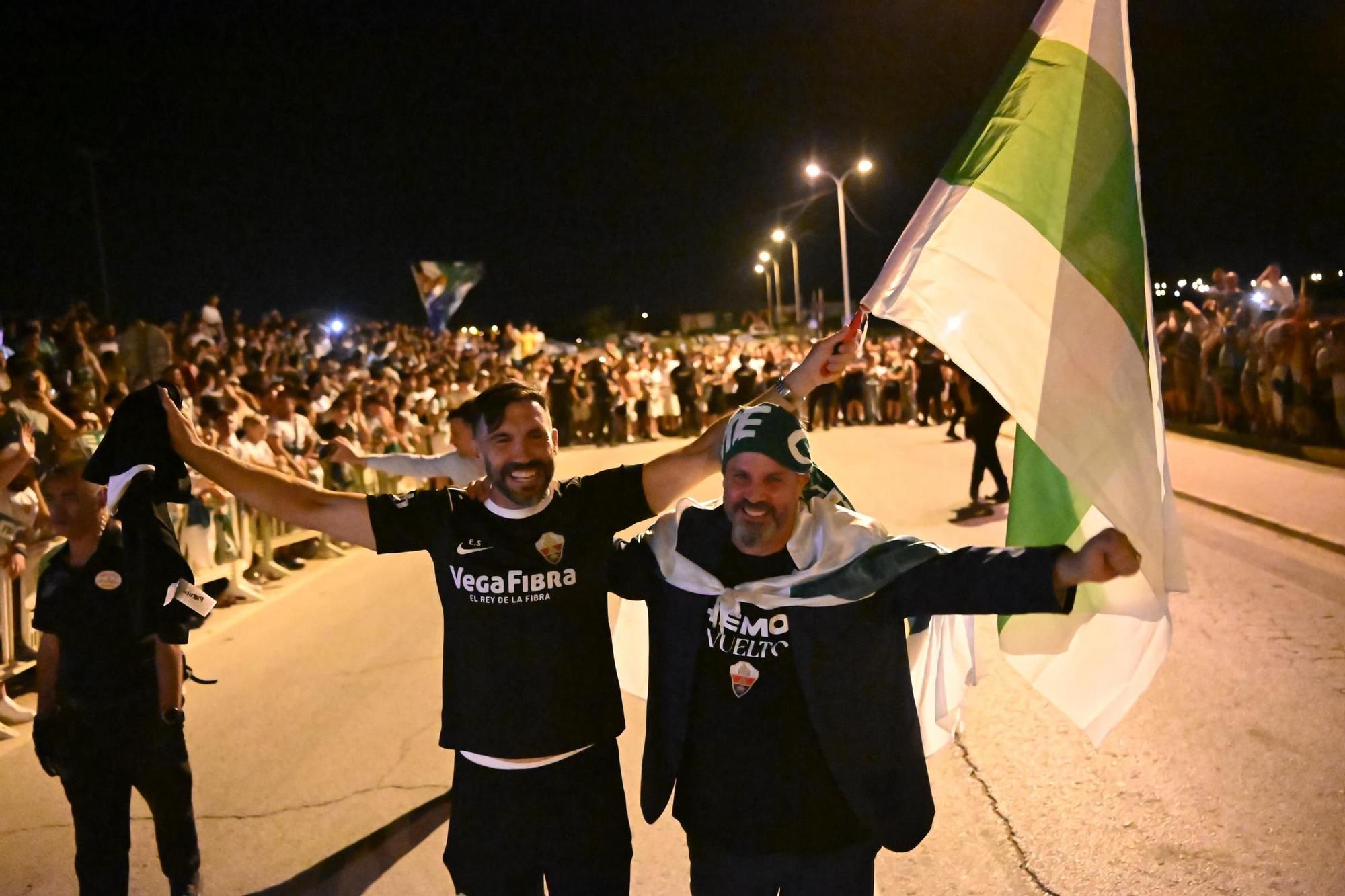 La afición del Elche recibe a los héroes del ascenso a su llegada al Martínez Valero