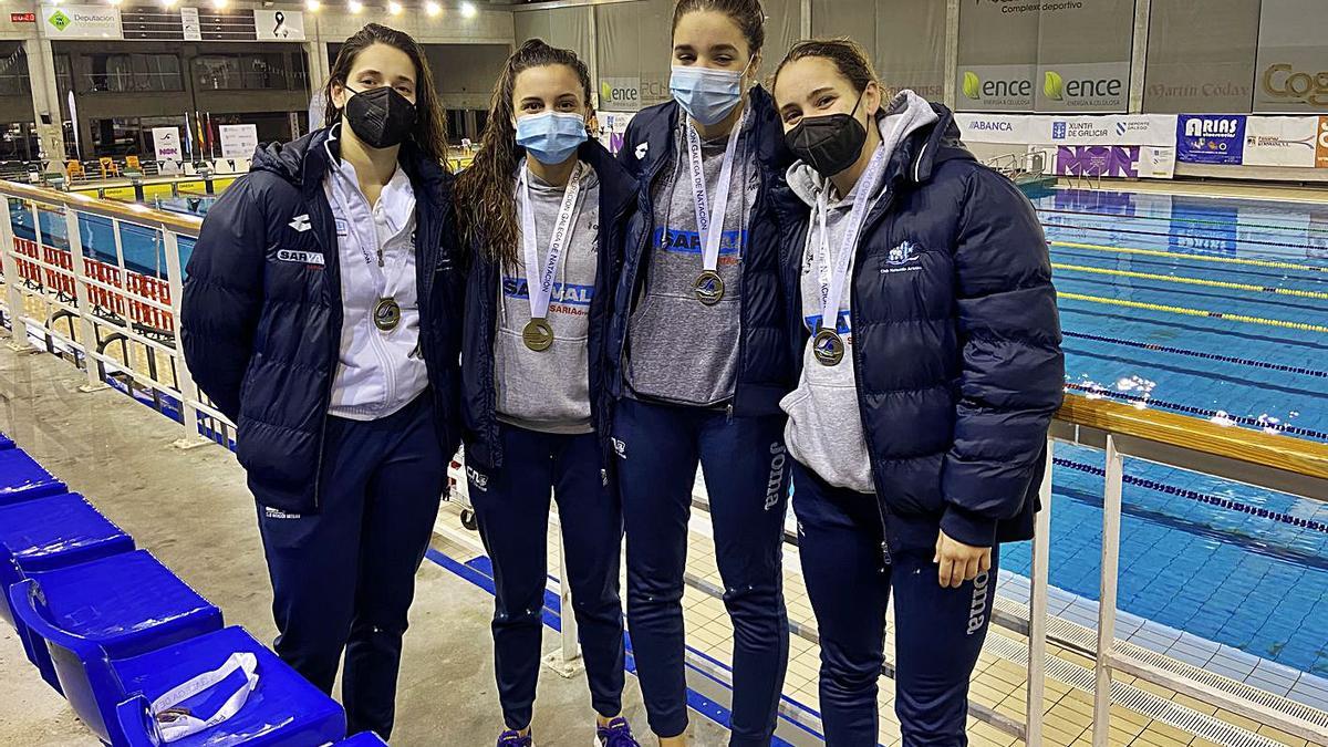 Las chicas del Club Natación Arteixo, cinco medallas  | LA OPINIÓN