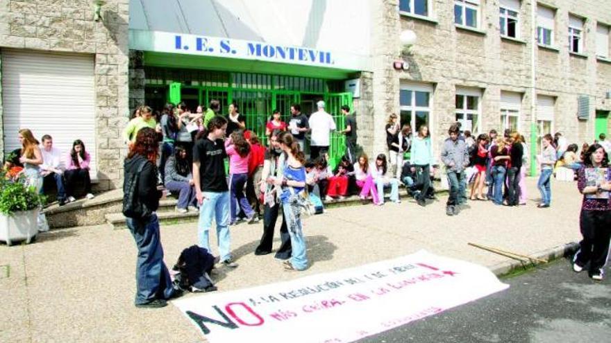 Alumnos del IES Montevil durante la concentración de protesta.