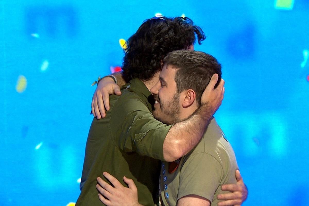 Orestes y Rafa se abrazan después de que este último ganase el bote de Pasapalabra. Orestes salta al cine con una película.