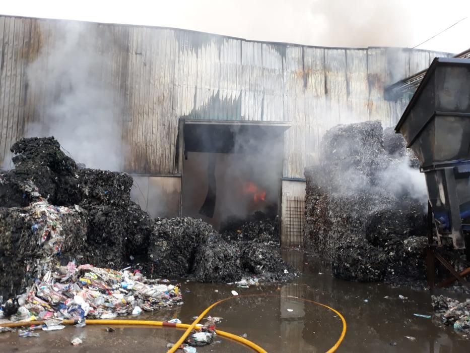 Incendio en una planta de reciclaje de Riba-roja