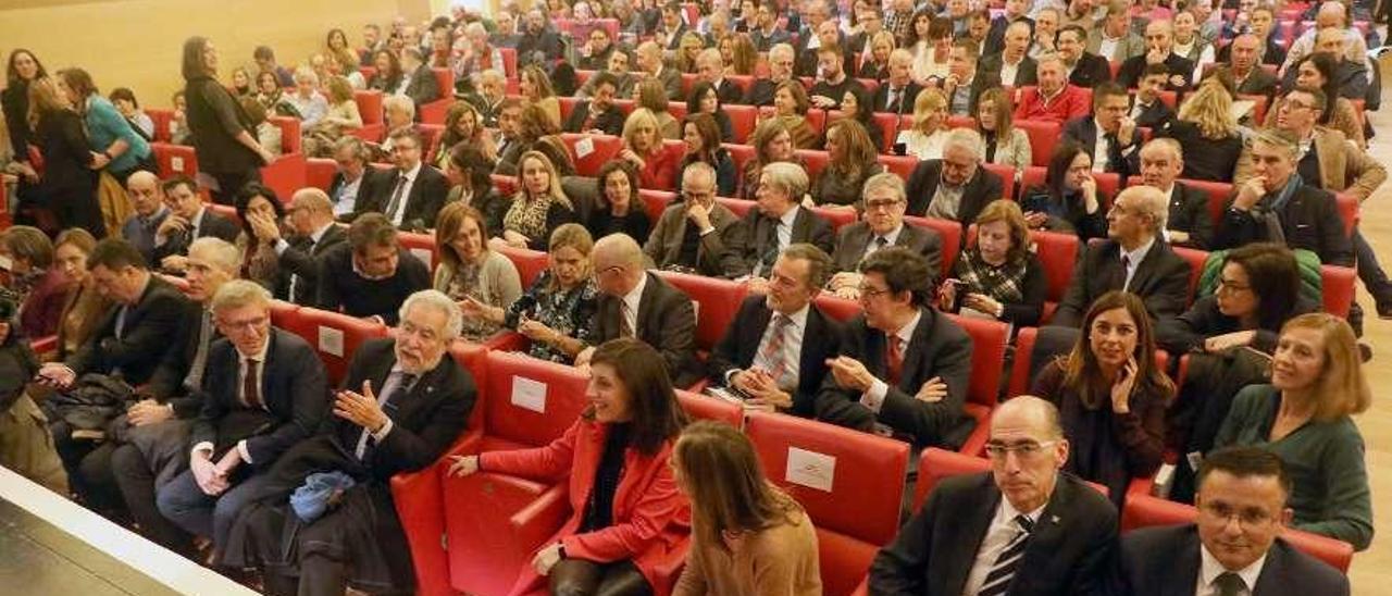 El auditorio se llenó para la intervención del expresidente del Gobierno. // Xoán Álvarez