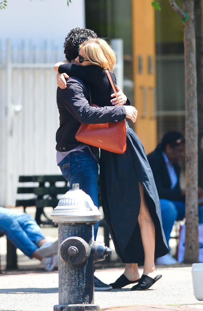 Sienna Miller abraza a su amigo por las calles de Nueva York