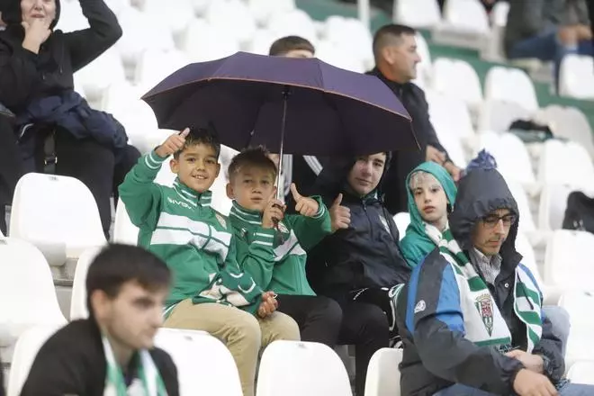 Córdoba CF-Eldense | La afición blanquiverde en El Arcángel, en imágenes