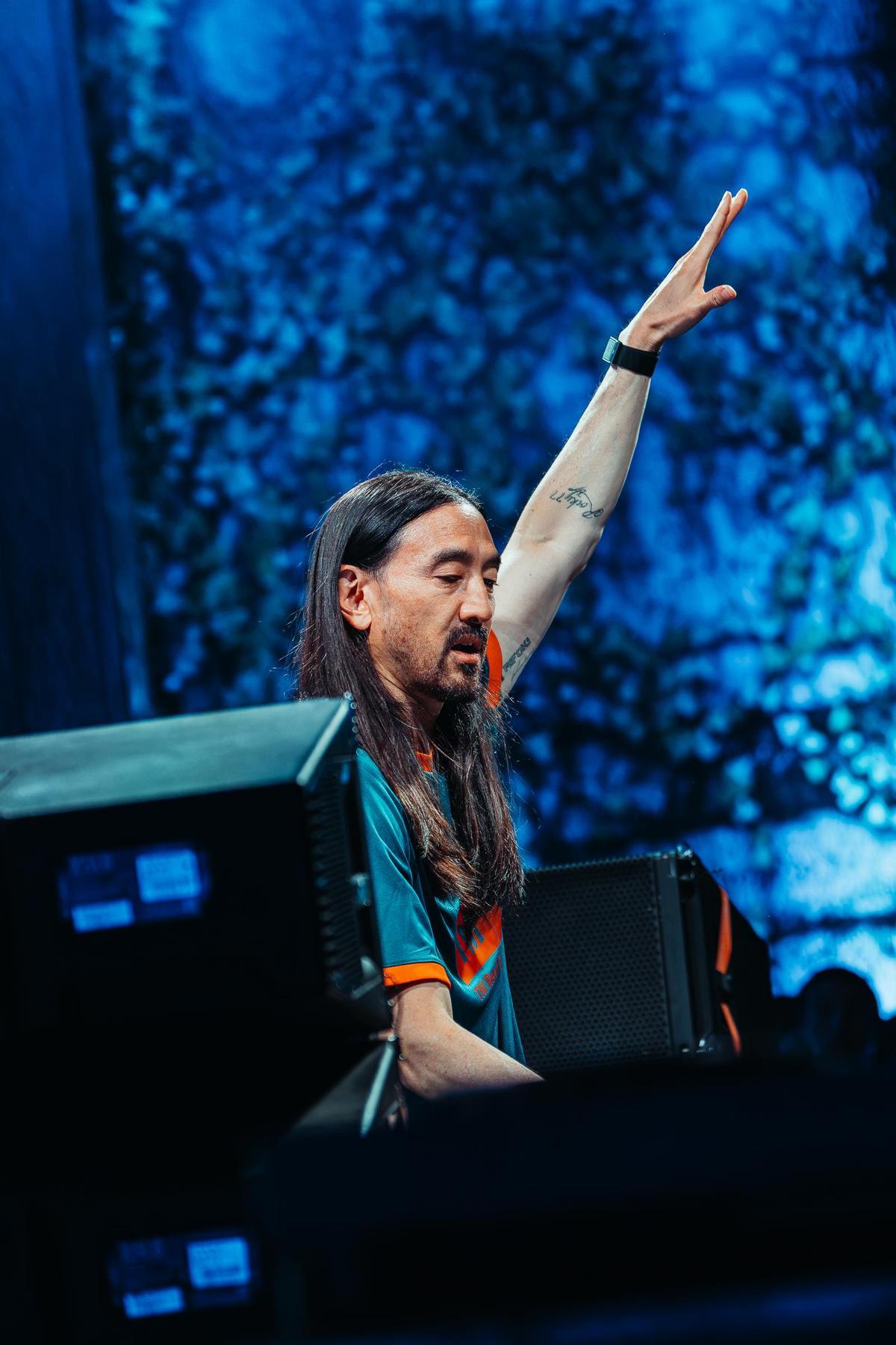 Steve Aoki con la camiseta del Valencia CF durante su sesión en el Medusa Festival.