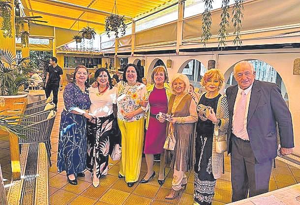 Encarni Puertas, Ma José Sánchez, Soledad Hidalgo, Encarnita Alabau, Cati Guerrero, Pilar Cozar y Gabriel Nadal.