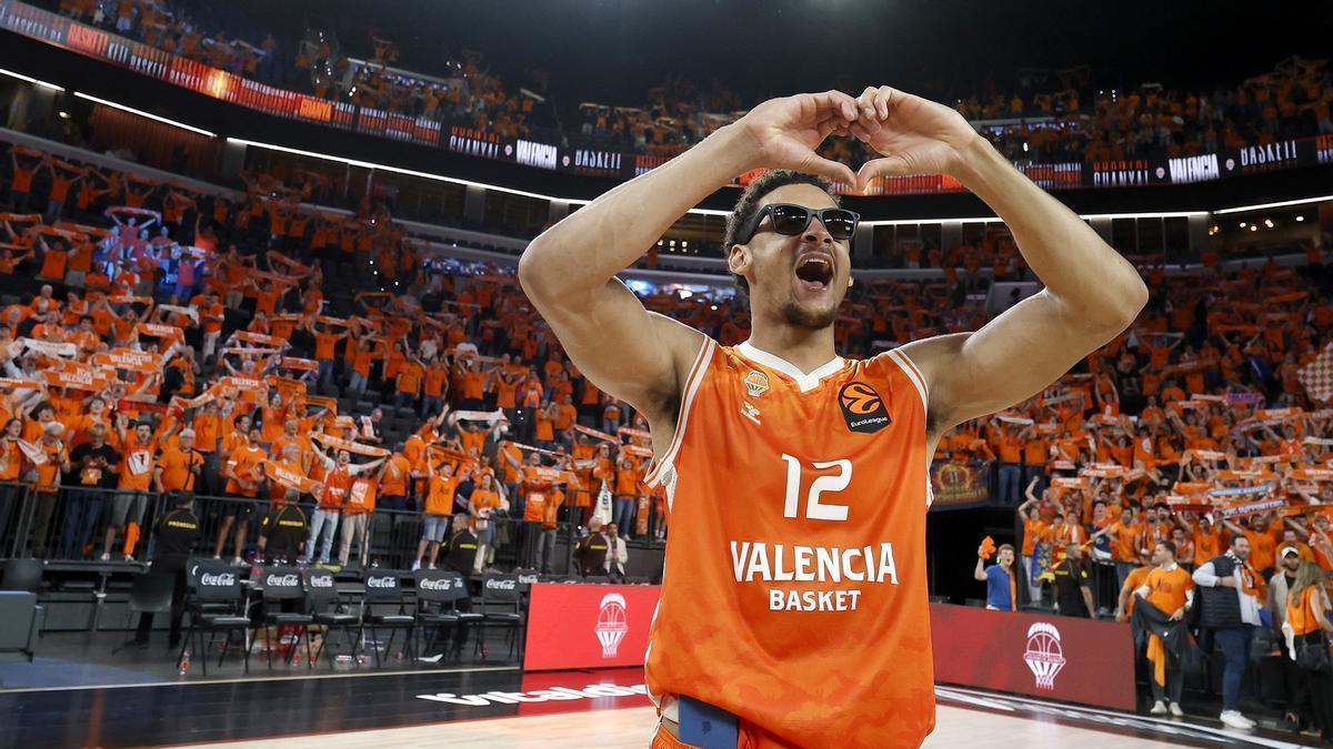 Neal Sako, agradecido al apoyo de la afición taronja.