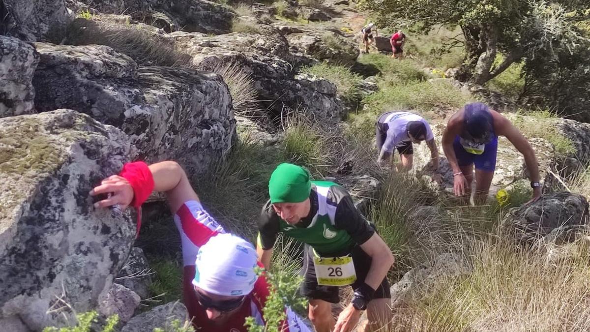 Corredores en plena ascensión por la zona de la Ruta de los Molinos en la Sierra de Montánchez.