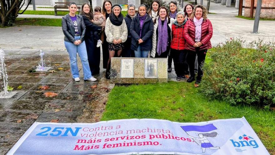 Integrantes de la comisión, ayer en Bueu. |  FdV