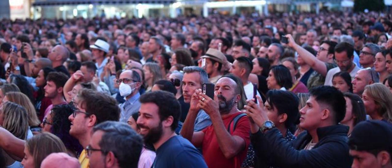 Público en multitud en el concierto de James Blunt en la plaza de María Pita. |   // CARLOS PARDELLAS