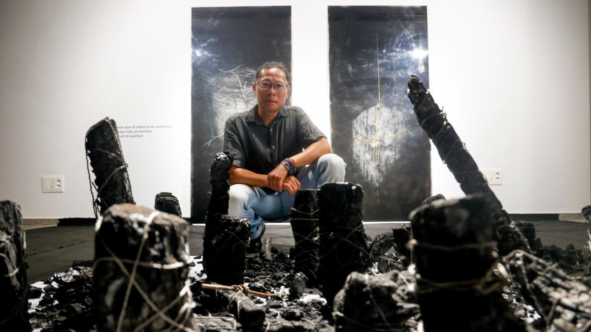 Kihong Chung posaba con su exposición ‘SUM (Aliento)’ en 2025, en el festival La Mar de Arte de Cartagena.