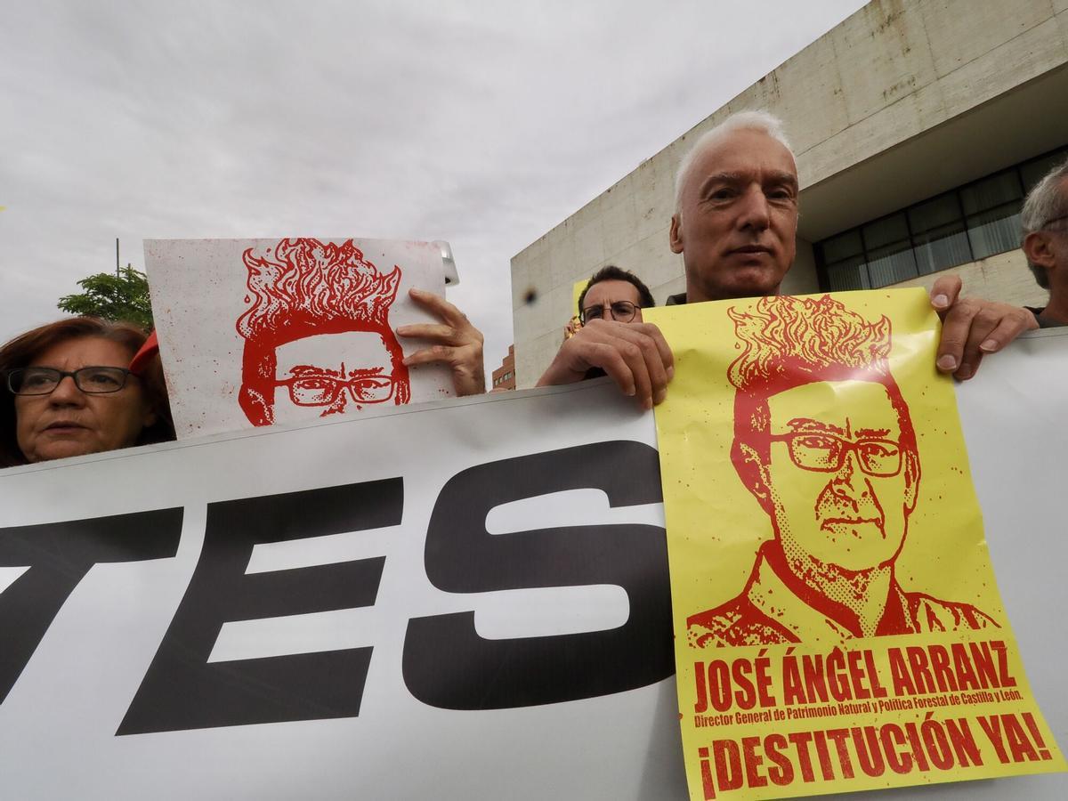 La protesta por los incendios frente a las Cortes de Castilla y León. La protesta por los incendios frente a las Cortes de Castilla y León.