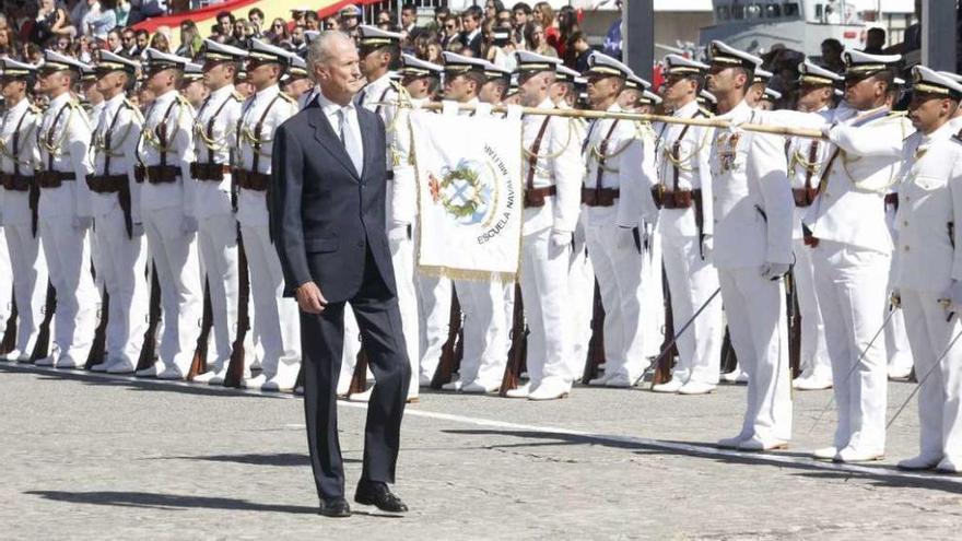 Morenés pasa revista a los nuevos oficiales en Marín.