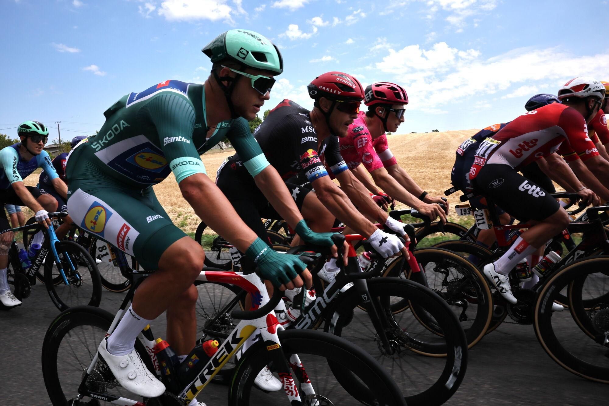 (France), 13/07/2025.- Italian rider Jonathan Milan (L) of Lidl - Trek team in action during the 9th stage of the Tour de France cycling race over 174.1km from Chinon to Chateauroux, France, 13 July 2025. (Ciclismo, Francia) EFE/EPA/CHRISTOPHE PETIT TESSON