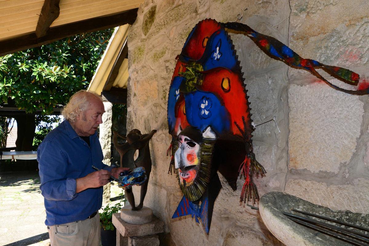 El pintor José María Barreiro en su casa-estudio de Bueu