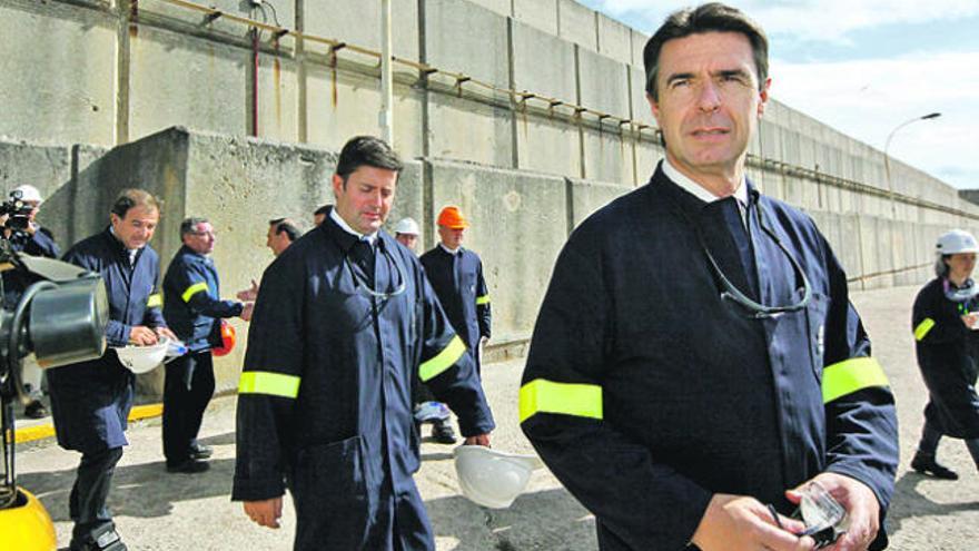 José Manuel Soria, ayer, en Alcoa, en Lugo. | efe