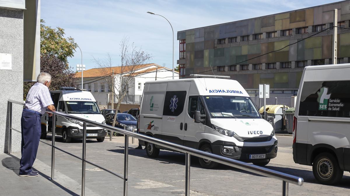 Ambulancias en el Hospital San Pedro de Alcántara de Cáceres.