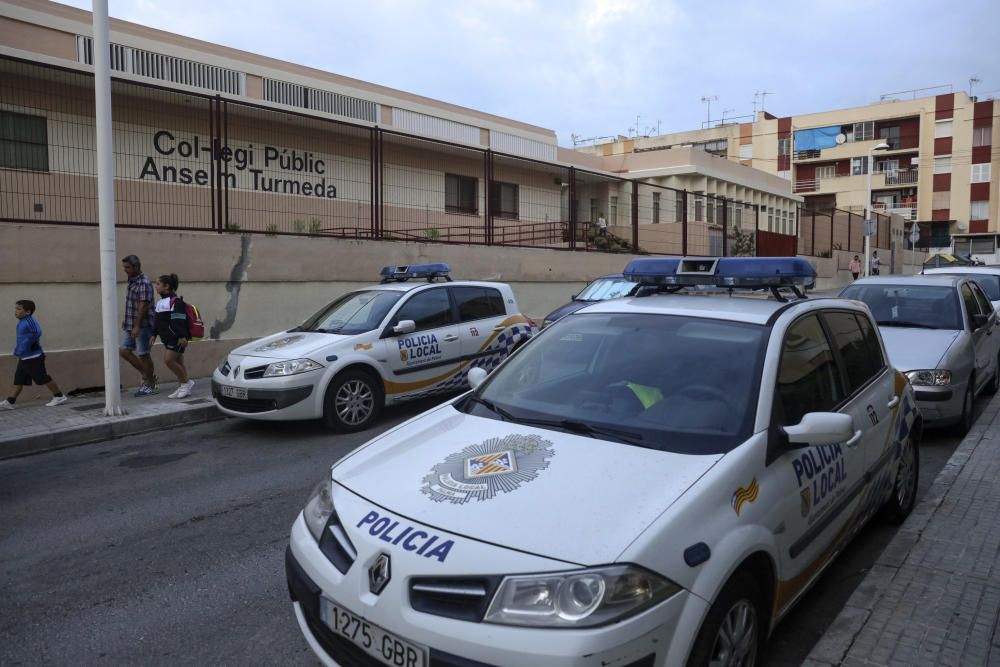 El colegio Anselm Turmeda de Palma, tomado por la Policía