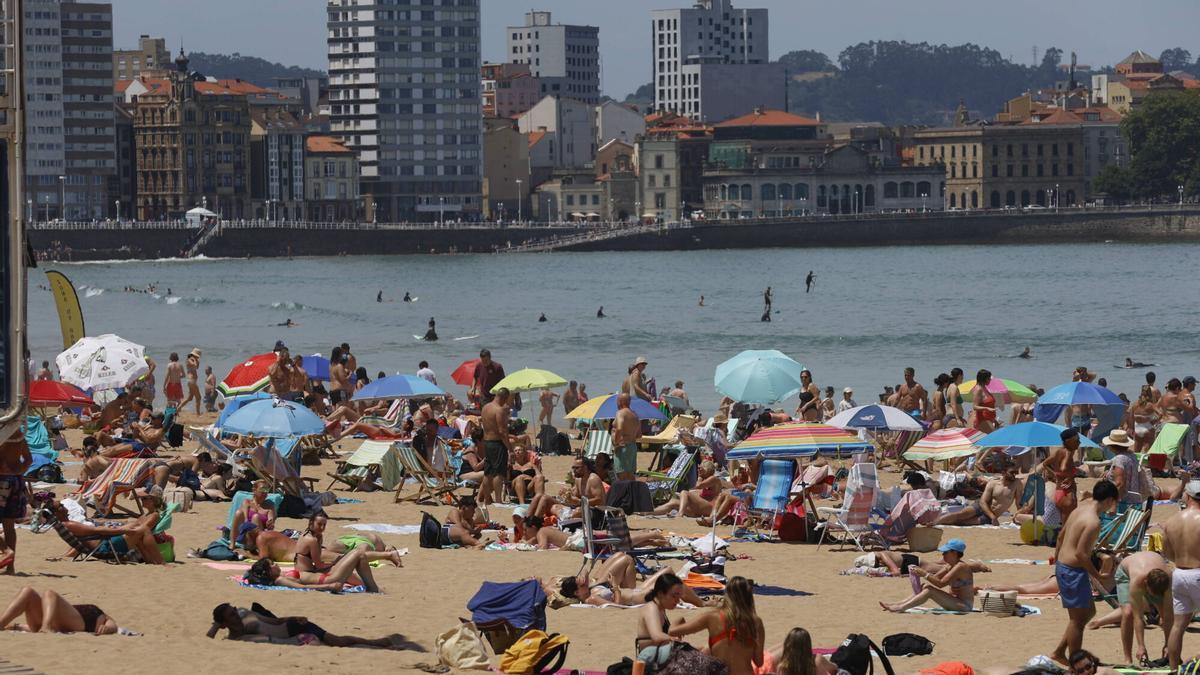 Ciudadanos disfrutando del calor en la playa de San Lorenzo