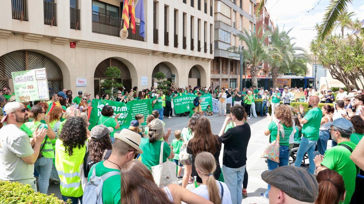 Los profesores se manifiestan en Sant Joan durante el segundo día de huelga Los profesores se manifiestan en Sant Joan durante el segundo día de huelga