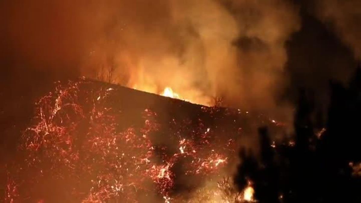 Un incendio que avanza en el Bosque Nacional de Los Ángeles (EE.UU.), al noreste de la ciudad, ha puesto en alerta a las autoridades locales por su proximidad y por la cantidad de contaminación aérea que ha afectado en gran medida la calidad del aire angelino.