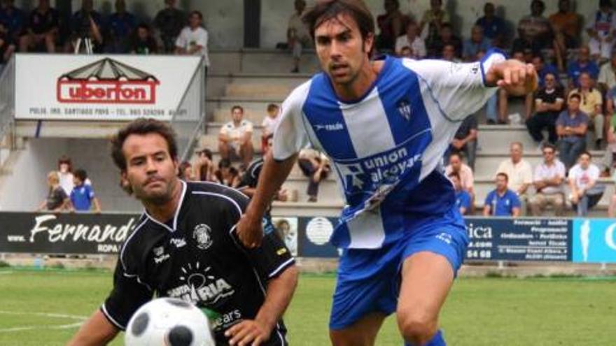 Fernando Martín durante un partido de esta temporada en el campo de El Collao.