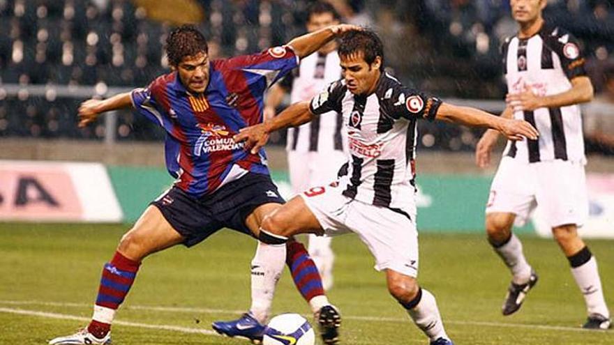 Álvaro del Moral disputando un partido de Liga con el Levante en Castellón.