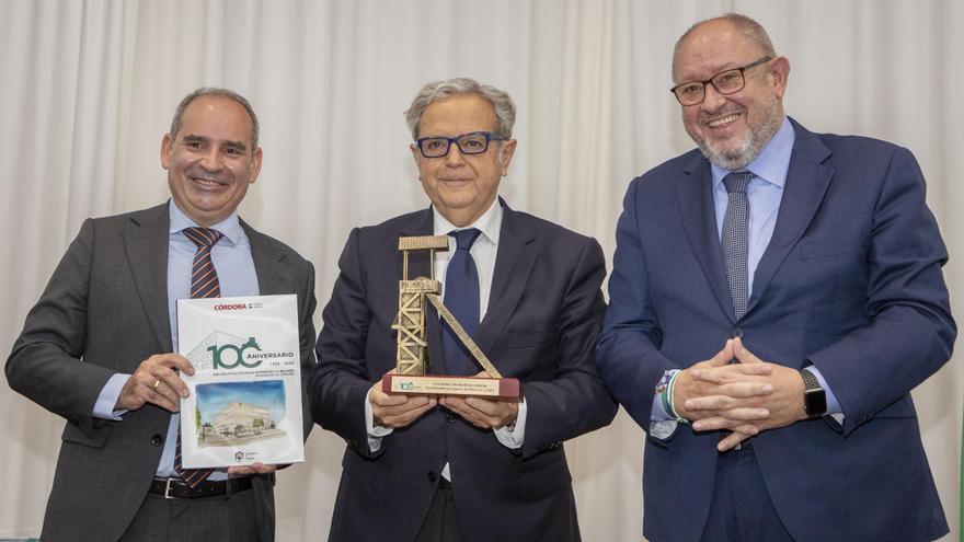 El presidente de la Diputación de Córdoba, Salvador Fuentes (c), recoge el premio otorgado a la institución provincial por la Escuela Politécnica Superior de Belmez.