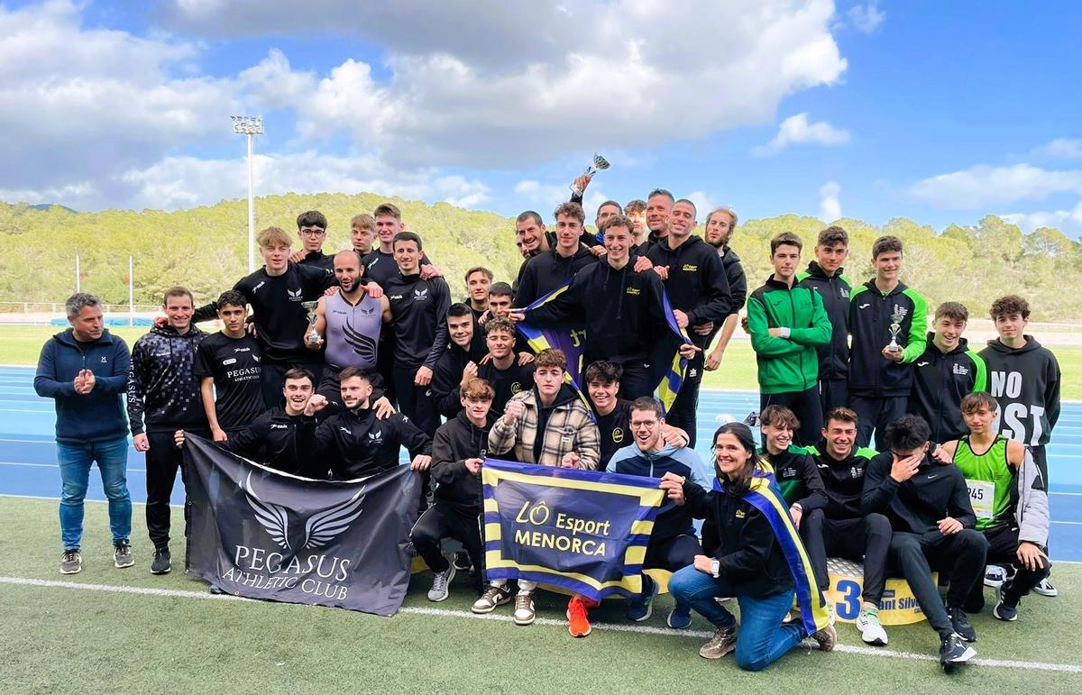 Atletismo. Los tres primeros equipos masculinos en el Campeonato de Baleares posan tras la entrega de trofeos