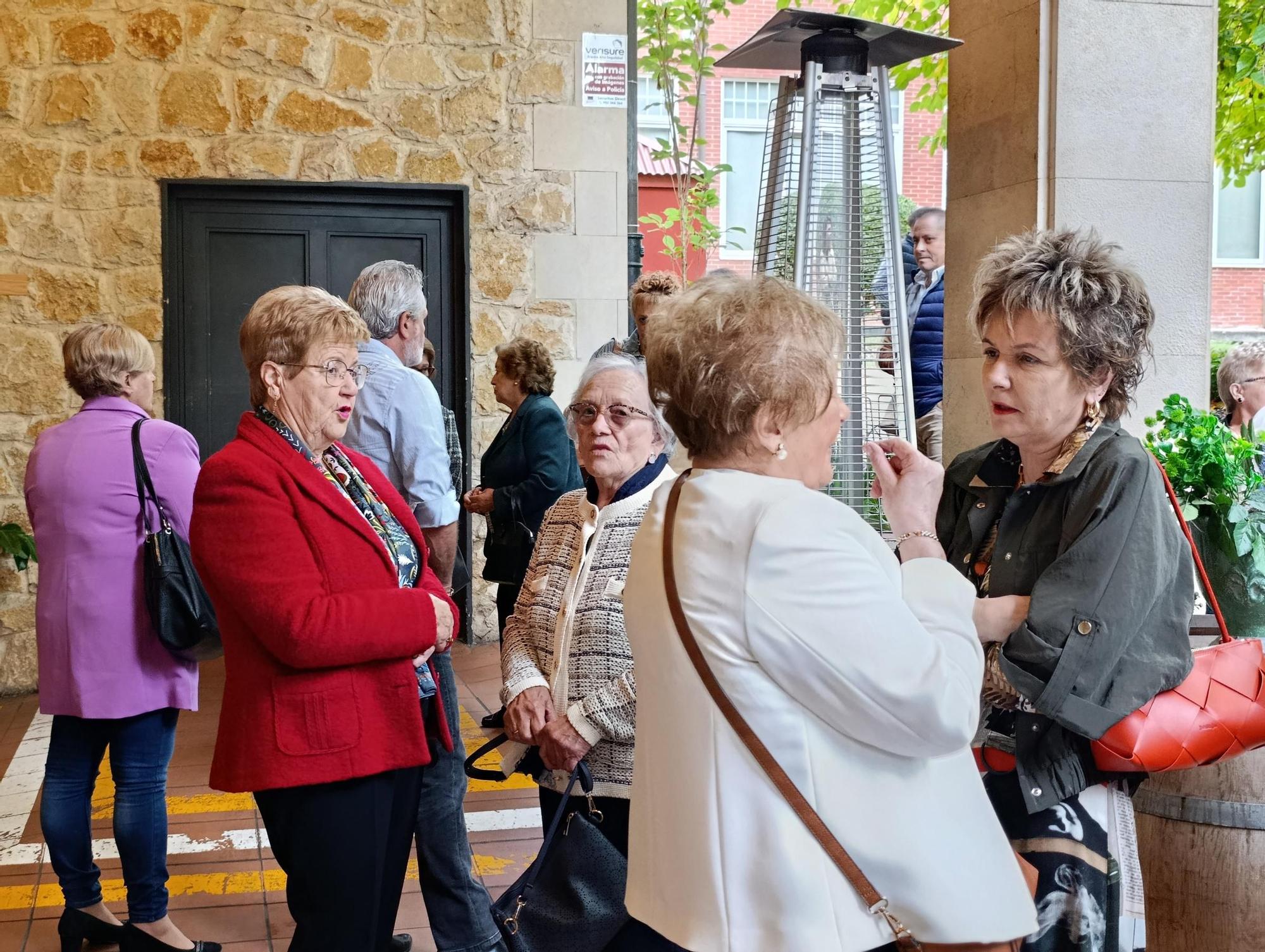 Emotivo y multitudinario homenaje a los sanitarios de Villabona