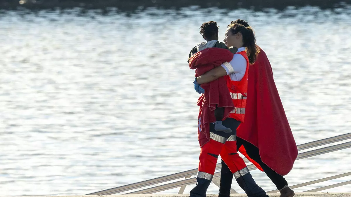 Choque entre el PP y el Principado por los menores migrantes en Gijón y la ministra Elma Saiz pide respeto tras hallarse una pancarta nazi junto al centro que los acoge