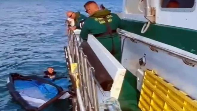 VÍDEO | Rescatat un aficionat al kitesurf a una milla de la platja del Bogatell de Barcelona després d’estar una hora a la deriva