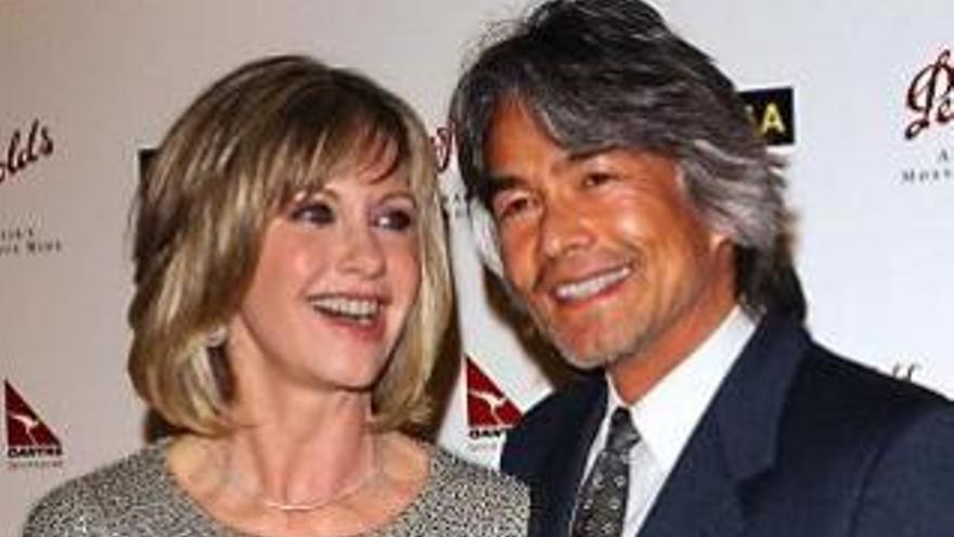 Aparece el novio de Olivia Newton-John dado por muerto