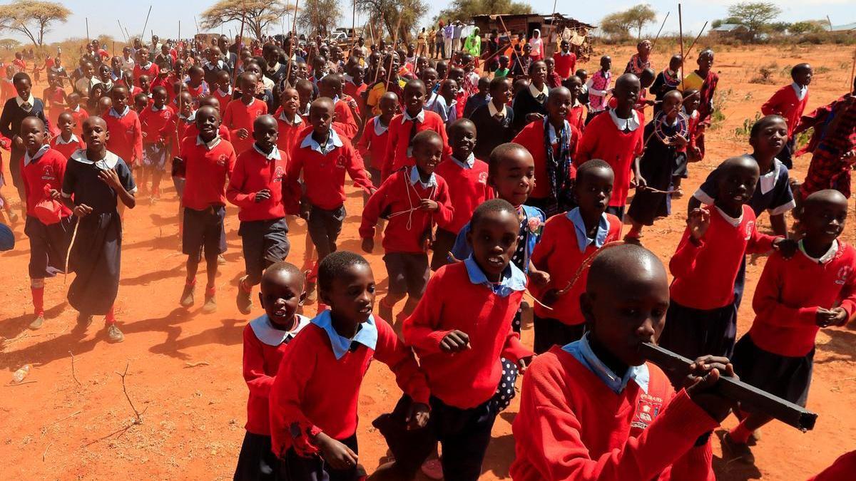 Un grupo de escolares corrbir a la primera dama estadounidense Jill Biden, en un aldea de Kenia el pasado 26 de febrero. /